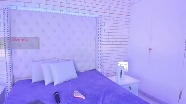 Emilly wilson  online show from October 21, 2025, 1:43 pm