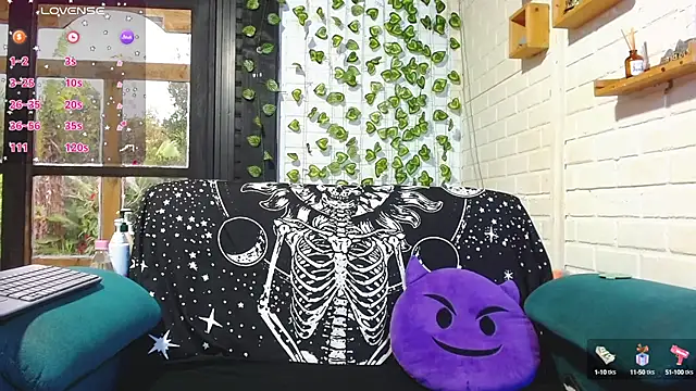 LiraSonnett online show from October 4, 2025, 10:44 pm