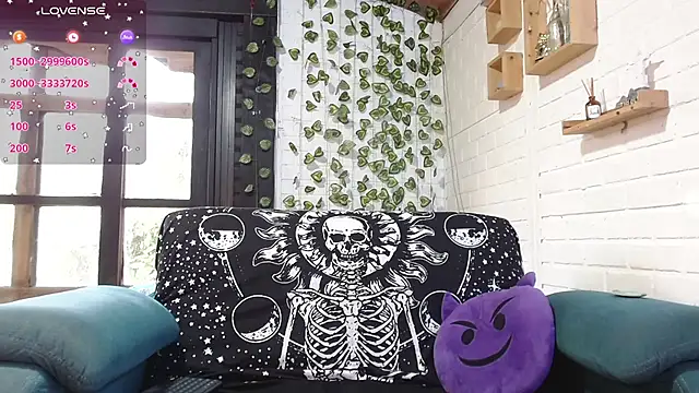 LiraSonnett online show from November 25, 2025, 9:15 pm