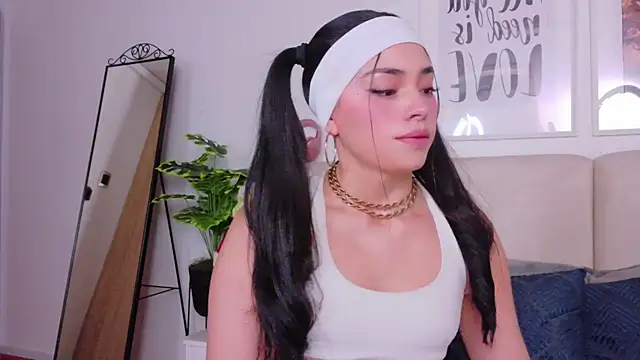 SaritaBratz online show from December 18, 2025, 10:35 pm