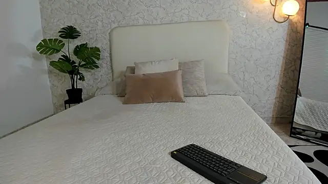 Snapshot of alanarouge chatting on February 26, 2026, 11:21 am alanarouge online show from February 26, 2026, 11:21 am