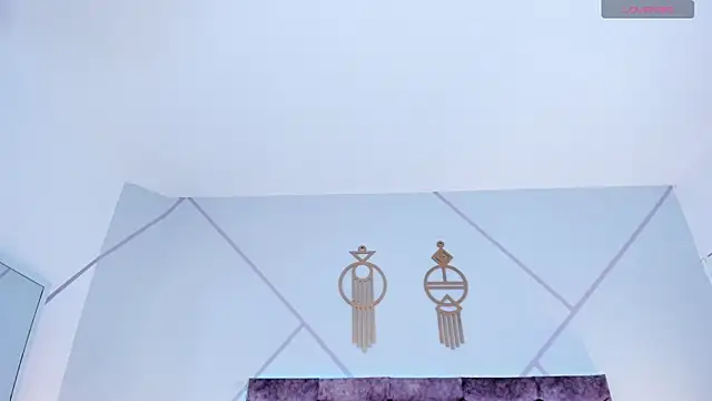 aurora collinss  online show from November 18, 2025, 1:14 pm