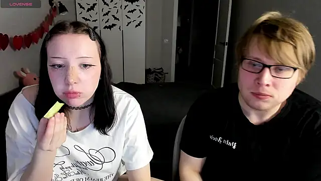 JayMollyy online show from April 17, 2026, 3:37 pm