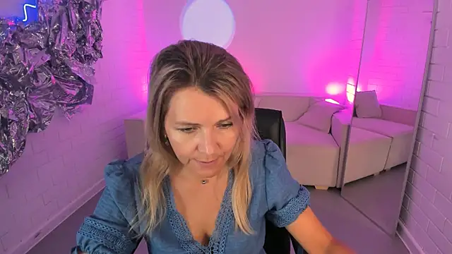 NicoleHitman online show from July 27, 2026, 1:18 pm