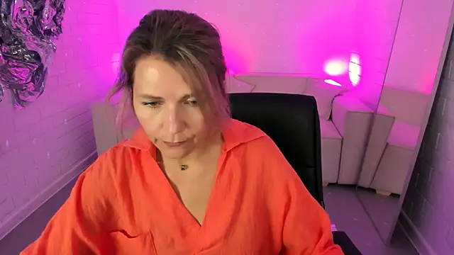 NicoleHitman online show from August 3, 2026, 1:06 pm
