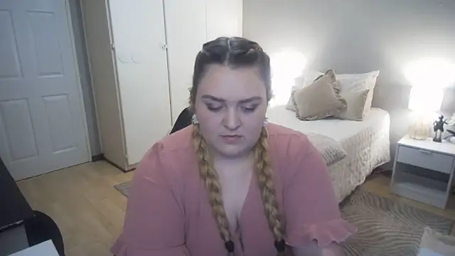 Snapshot of Neytjie chatting on November 19, 2025, 6:08 pm Neytjie online show from November 19, 2025, 6:08 pm