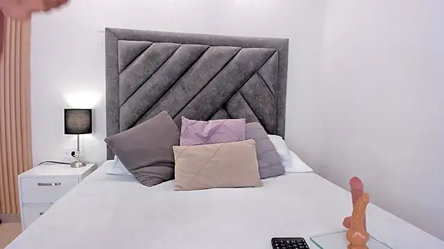 sweetandyy  online show from April 15, 2026, 2:10 pm