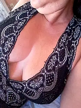 Snapshot of Sandra42 chatting on January 8, 2026, 9:37 am Sandra42 online show from January 8, 2026, 9:37 am