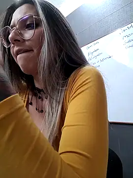 Isabella Varella online show from March 18, 2025, 6:50 pm