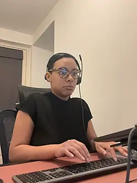 Snapshot of Melia_Rayne chatting on February 27, 2026, 10:26 am Melia Rayne online show from February 27, 2026, 10:26 am