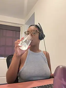 Snapshot of Melia_Rayne chatting on July 8, 2026, 9:54 am Melia Rayne online show from July 8, 2026, 9:54 am