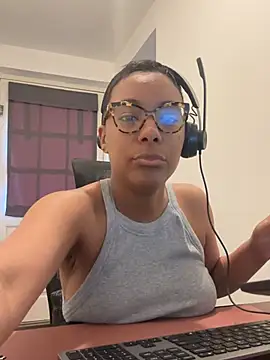 Snapshot of Melia_Rayne chatting on April 8, 2026, 9:33 am Melia Rayne online show from April 8, 2026, 9:33 am