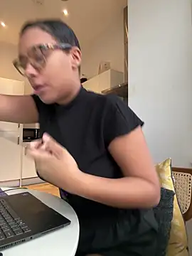 Melia Rayne online show from November 14, 2025, 10:52 am