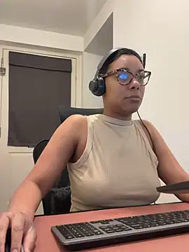 Snapshot of Melia_Rayne chatting on February 17, 2026, 10:45 am Melia Rayne online show from February 17, 2026, 10:45 am