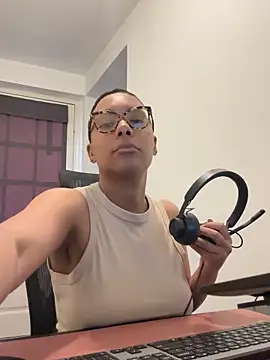 Snapshot of Melia_Rayne chatting on April 6, 2026, 9:32 am Melia Rayne online show from April 6, 2026, 9:32 am