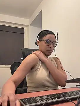 Snapshot of Melia_Rayne chatting on March 18, 2026, 10:40 am Melia Rayne online show from March 18, 2026, 10:40 am