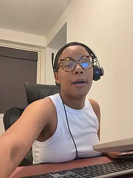 Melia Rayne online show from May 19, 2026, 10:33 am