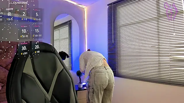 elaia muller  online show from March 19, 2025, 2:02 pm