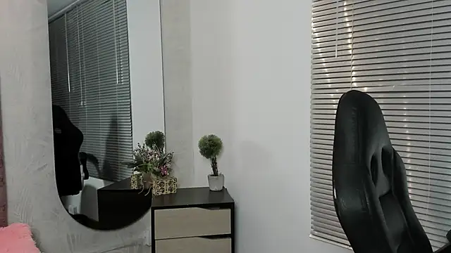 elaia muller  online show from November 28, 2025, 4:01 am