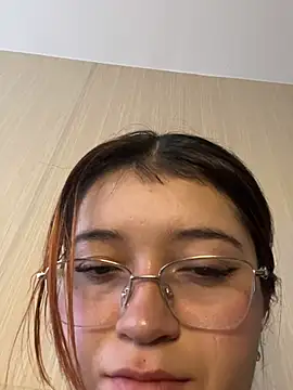 Snapshot of Karina_Leon chatting on July 7, 2026, 6:00 pm Karina Leon online show from July 7, 2026, 6:00 pm