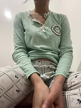 saraaxx1 online show from May 1, 2026, 1:49 pm