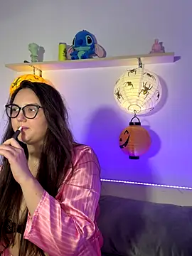 MiraLuccian online show from October 14, 2025, 7:47 pm