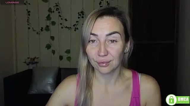 Snapshot of Kiss_julli88I chatting on December 17, 2025, 6:35 pm Kiss julli88I online show from December 17, 2025, 6:35 pm