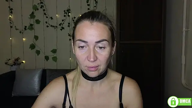 Snapshot of Kiss_julli88I chatting on November 3, 2025, 6:33 pm Kiss julli88I online show from November 3, 2025, 6:33 pm