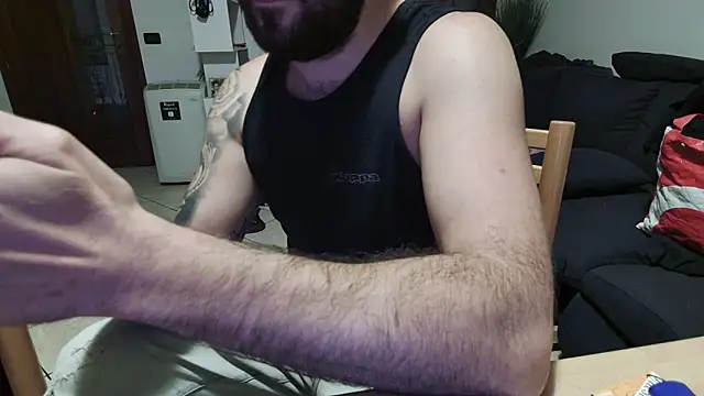 maialinofriuli online show from September 29, 2025, 6:57 pm