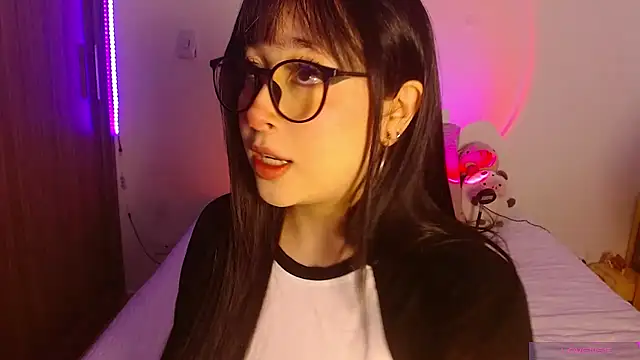 Oliviargf online show from June 21, 2026, 1:28 pm