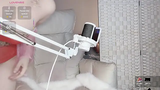 Cocobee online show from October 12, 2025, 4:08 pm