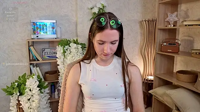 Kira mindnes online show from September 18, 2025, 6:16 am