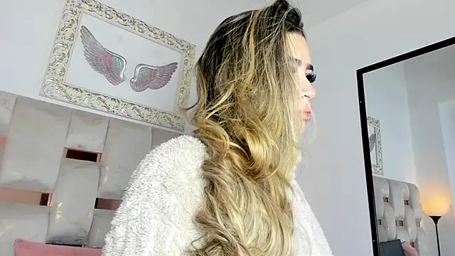 Lola Blondie online show from November 24, 2025, 12:27 pm