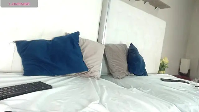 willow smitt online show from November 22, 2025, 12:37 pm