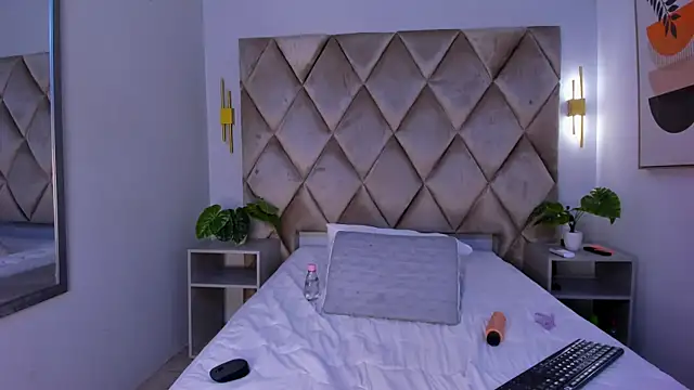 lucianasmith  online show from March 18, 2025, 3:22 pm