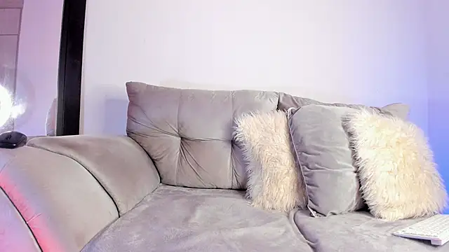 AshtonnSummer online show from September 26, 2025, 6:15 pm