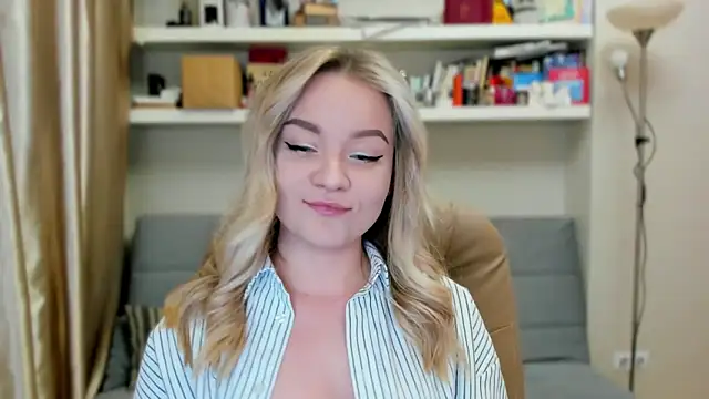 Kara Smith  online show from October 5, 2025, 9:05 pm