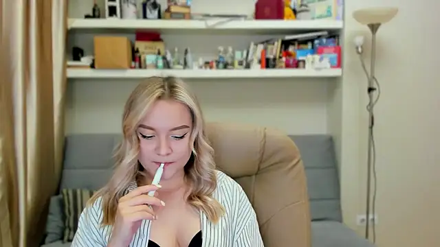 Kara Smith  online show from September 14, 2025, 10:10 pm