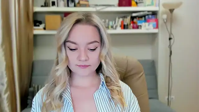 Kara Smith  online show from October 12, 2025, 10:44 pm