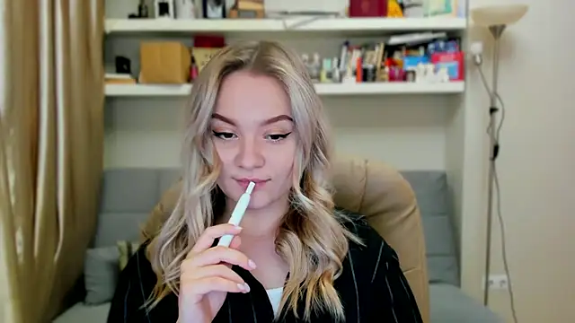 Kara Smith  online show from November 8, 2025, 12:47 am