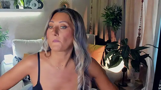 SarahAlluring online show from August 9, 2026, 2:12 pm