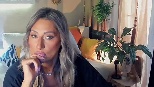 SarahAlluring online show from July 19, 2026, 8:01 am
