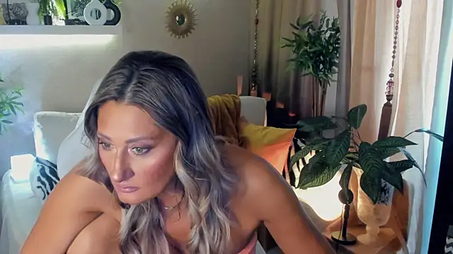 SarahAlluring online show from August 3, 2026, 2:01 pm