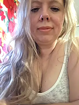 Irina3718 online show from April 28, 2026, 3:16 pm