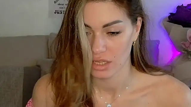 Snapshot of SweetDarling7 chatting on March 8, 2026, 1:03 pm SweetDarling7 online show from March 8, 2026, 1:03 pm