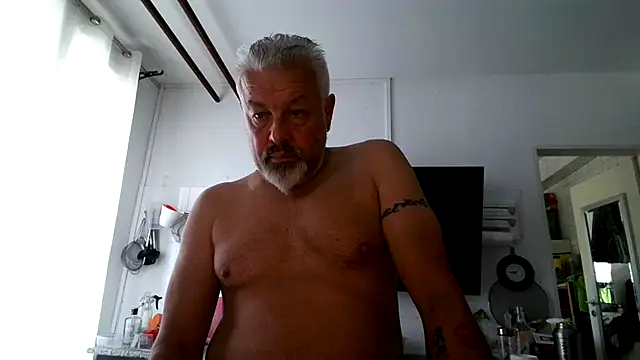 Snapshot of Berg_Boy chatting on August 1, 2026, 6:44 am Berg Boy online show from August 1, 2026, 6:44 am