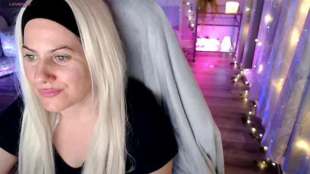 Snapshot of BellaStar84 chatting on March 11, 2026, 11:37 am BellaStar84 online show from March 11, 2026, 11:37 am