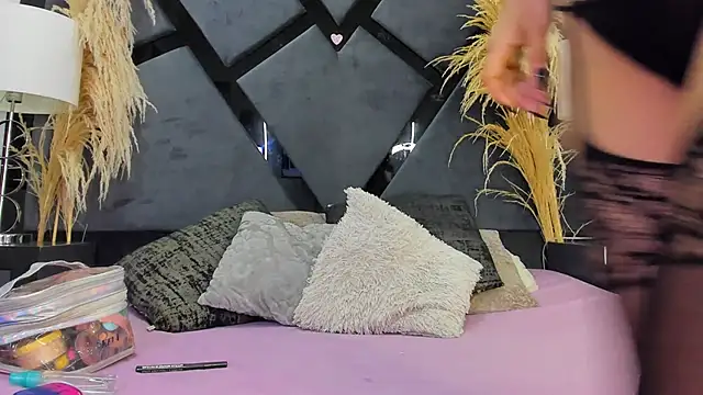 CamilaJohnston online show from October 18, 2025, 8:11 pm