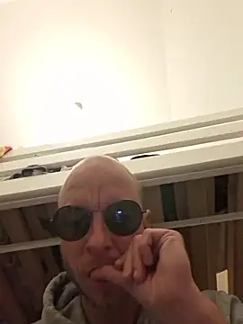 svenpfeifer online show from May 17, 2026, 2:44 am