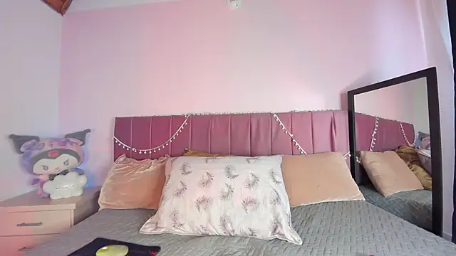 kitty-kryss online show from November 5, 2025, 12:52 pm